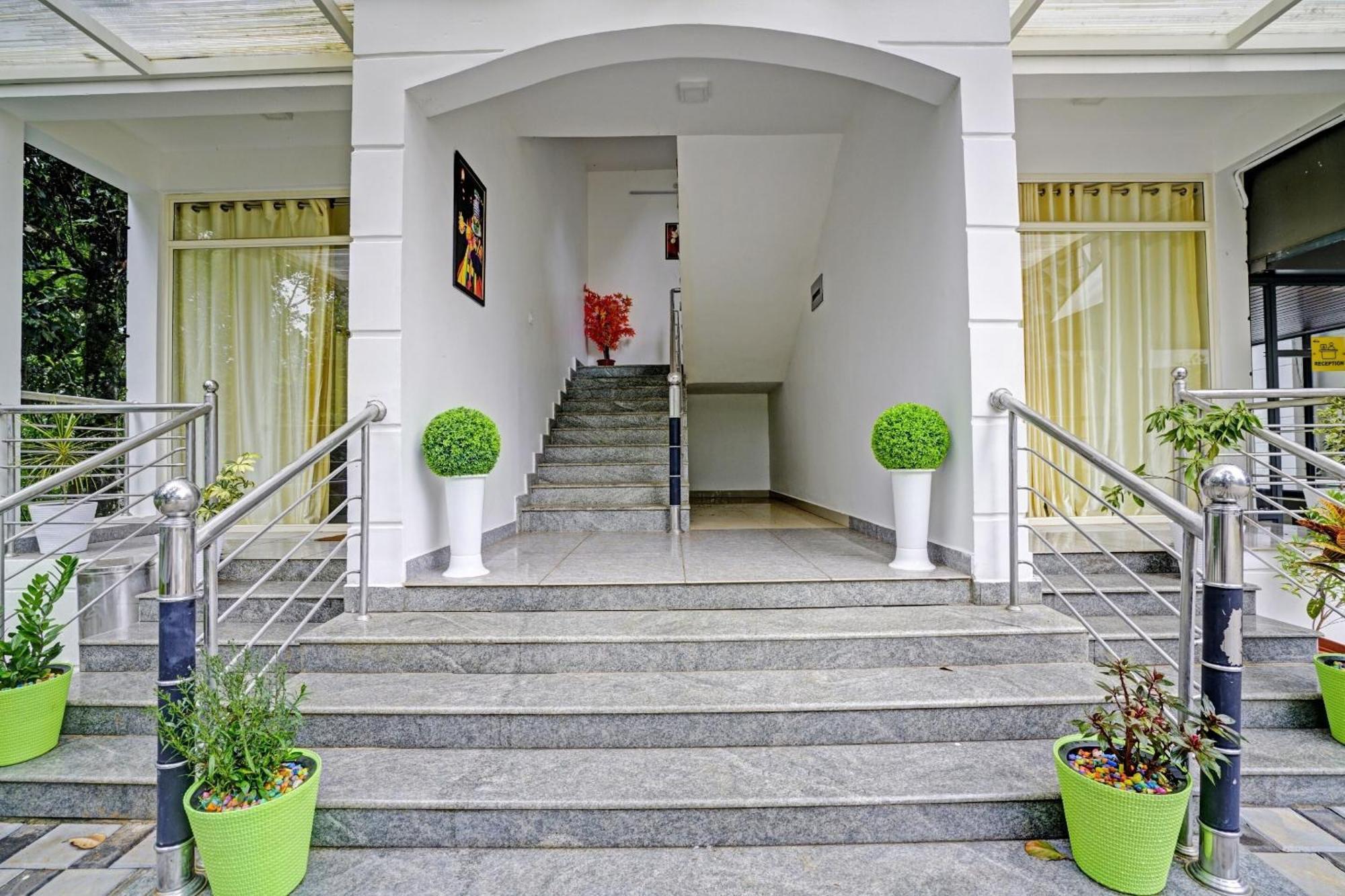 Oyo Flagship 81260 Star Lights Hotel Munnar Ngoại thất bức ảnh